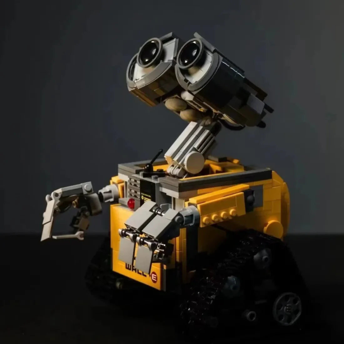 Wall-E + Controle Remoto (687 peças LEGO®)